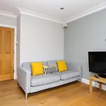 Bright And Modern 2 Bed Flat