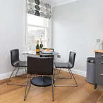 Bright And Modern 2 Bed Flat